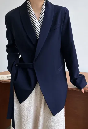 Blazer mit Schalkragen und geknöpfter Taille in Marineblau