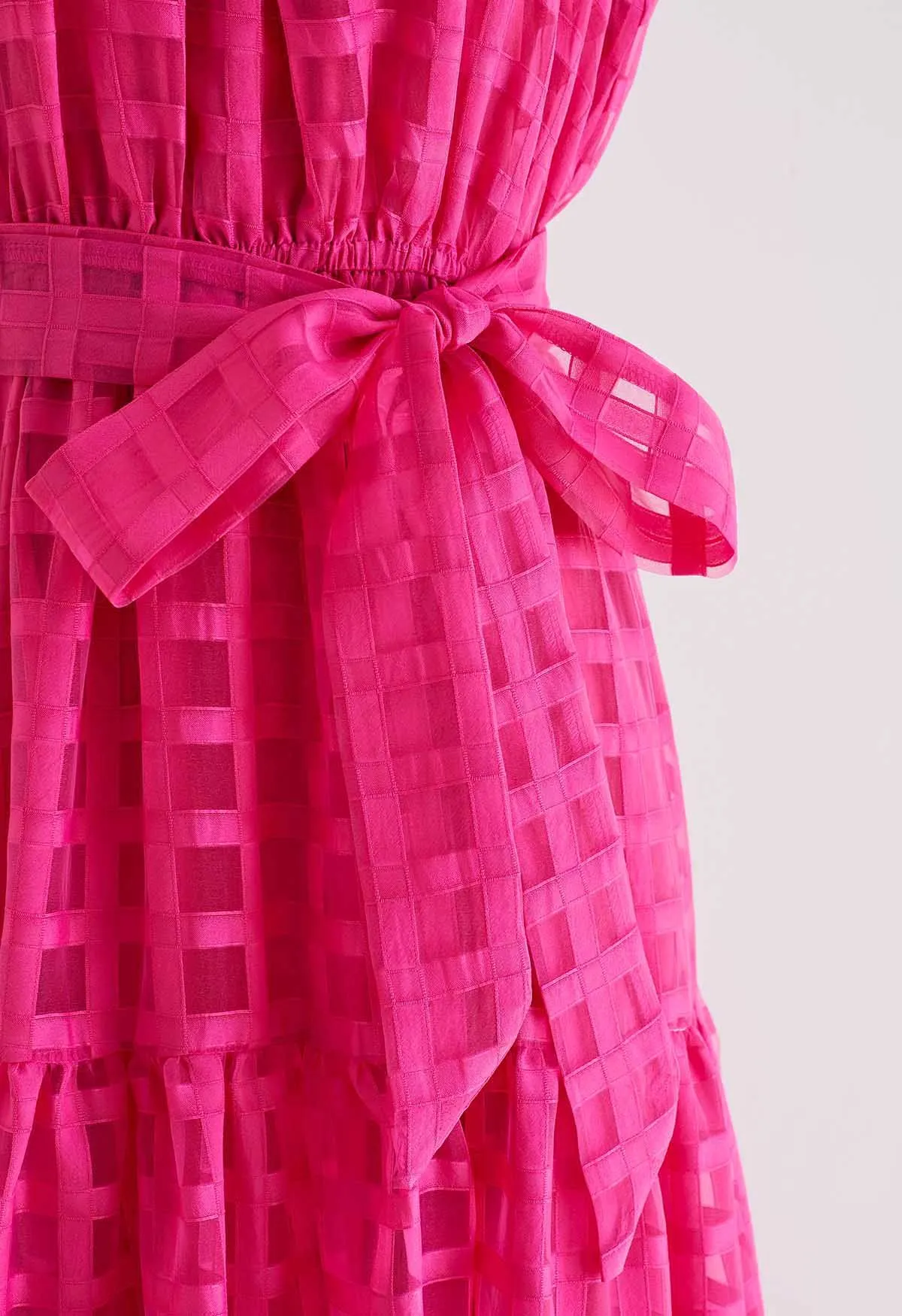 Kariertes Neckholder-Maxikleid mit Taillenschnürung in Pink