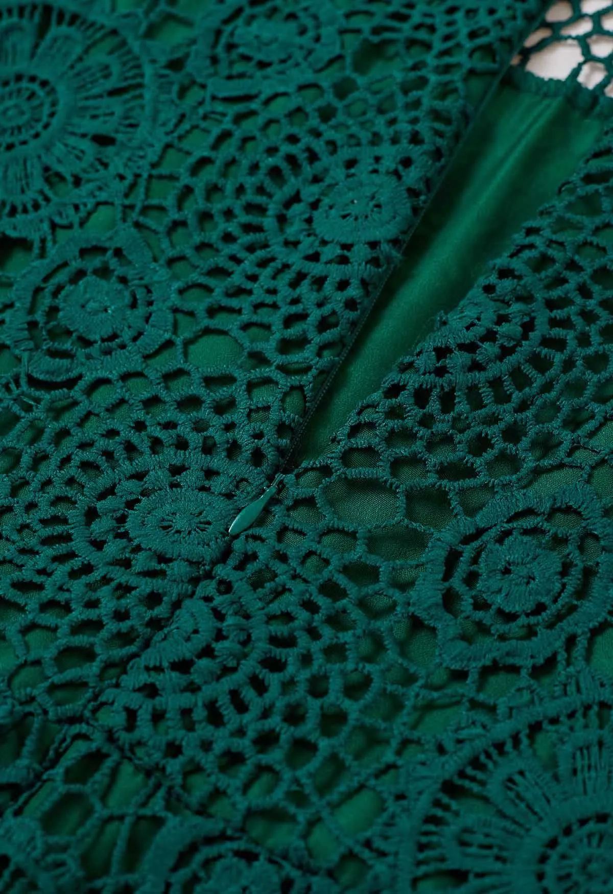 Maxikleid mit Stufendesign und Spitzengürtel in Dunkelgrün