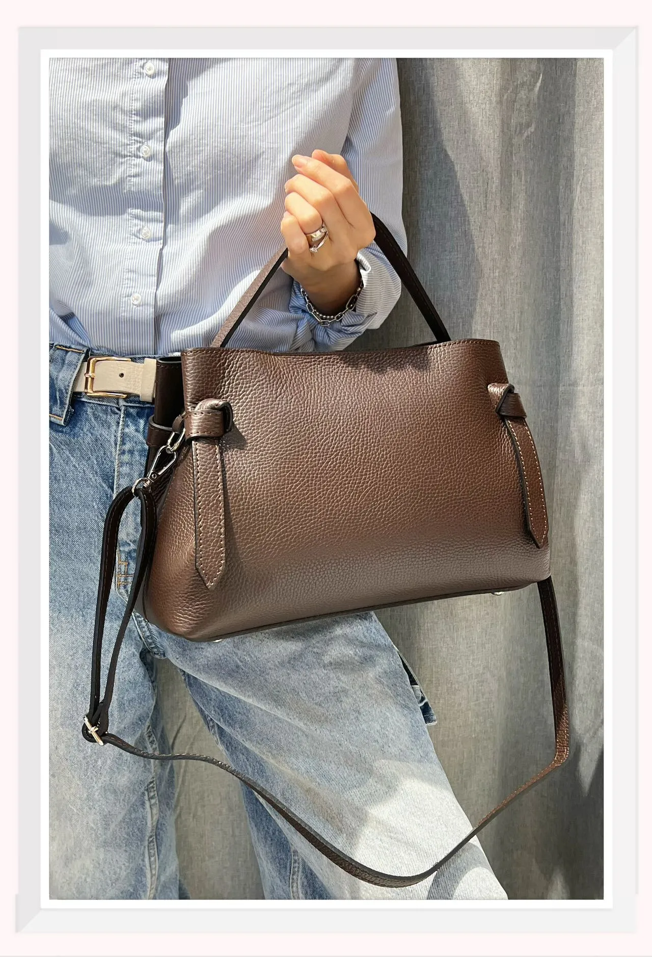 Mittelgroße Handtasche aus genarbtem Leder, inklusive Clutch